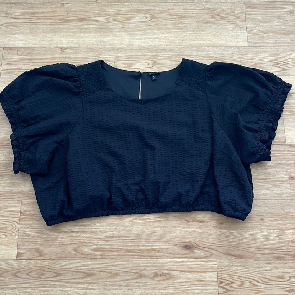 Torrid Black Cropped Puff Sleeve Crinkle Top Sz 6